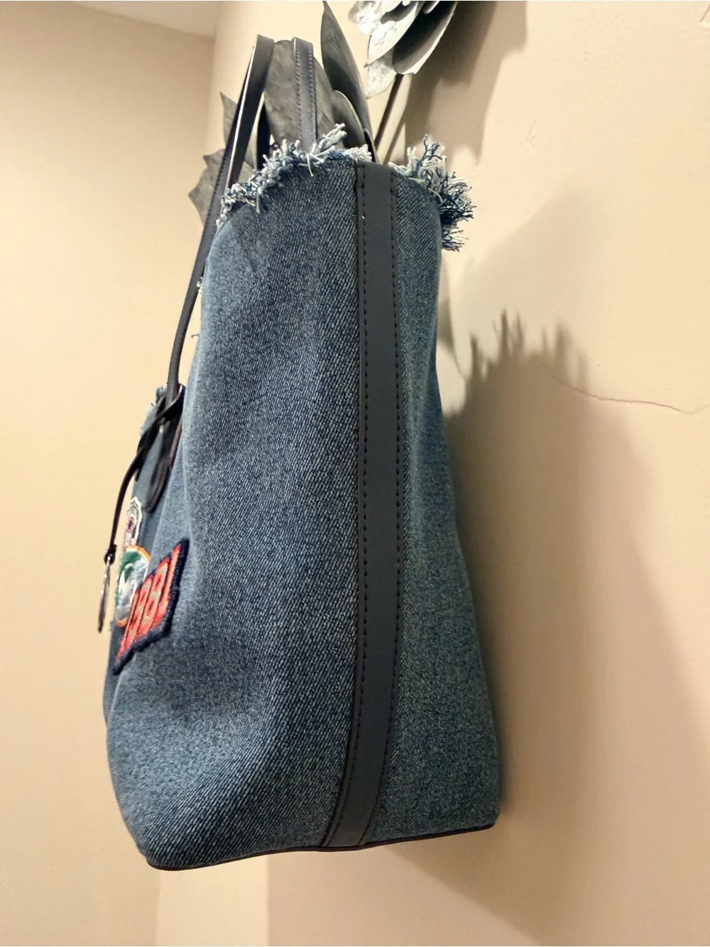 MICHAEL KORS WASHED DENIM CONVERTIBLE TOTE WITH PATCHES BAG CHARM